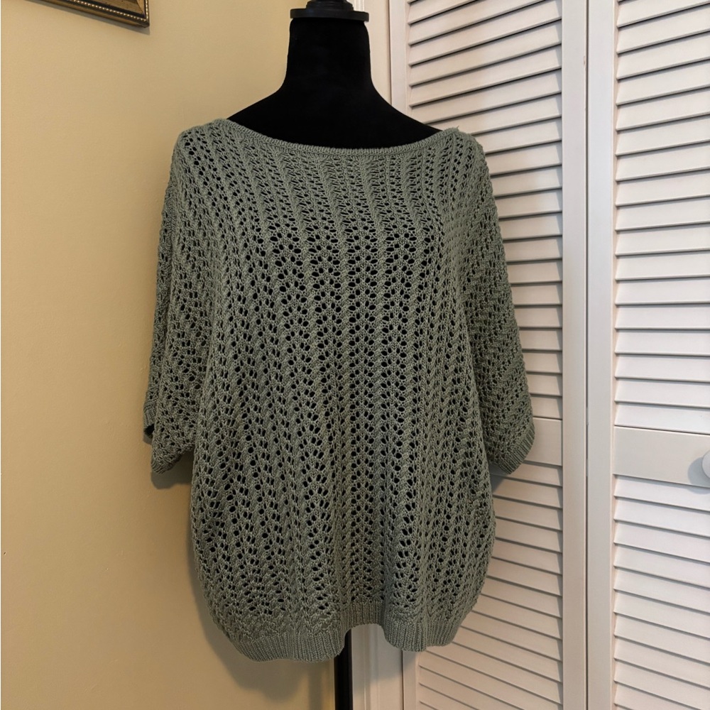 Green Crew Neck Sweater with Airy Knit Design